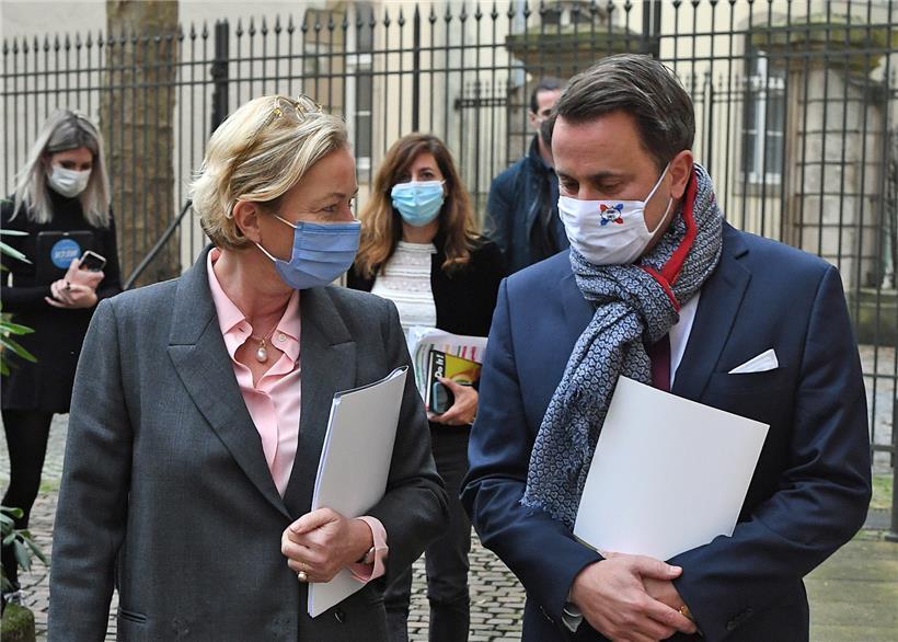 Zusätzlich zur weiteren Beschneidung individueller Freiheiten appellieren Gesundheitsministerin Paulette Lenert (LSAP) und Premierminister Xavier Bettel (DP) an die Eigenverantwortung ihrer Bürger, damit ein kompletter Lockdown an Weihnachten verhindert werden kann
