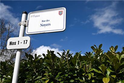Zusätzliche Schilder mit den Hausnummern sollen in der rue des Noyers in Beringen bei der Orientierung helfen
