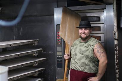 Zusammen mit seinem Personal backt Claude Muller für den „Veiner Nëssmoort“ am Sonntag 1.200 Nussbrote
