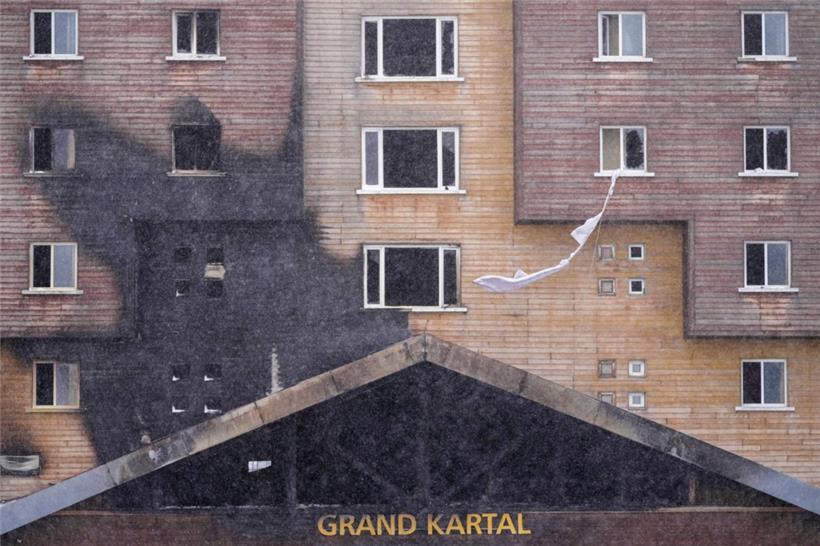 Zusammengeknotete Bettlaken hängen an einem Fenster des Hotels „Grand Kartal“, in dem das Feuer ausgebrochen war
