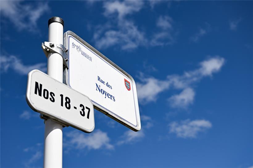 Zusatzschilder mit den Hausnummern sollen schon jetzt beim Zurechtfinden helfen – und werden künftig wahrscheinlich größer ausfallen
