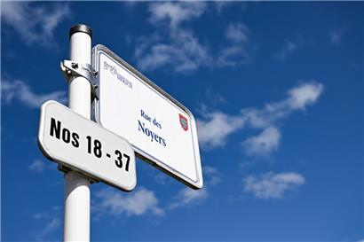 Zusatzschilder mit den Hausnummern sollen schon jetzt beim Zurechtfinden helfen – und werden künftig wahrscheinlich größer ausfallen
