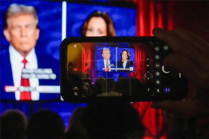Zuschauer verfolgten in den No Studios in Milwaukee die Präsidentschaftsdebatte im September zwischen Donald Trump und Kamala Harris
