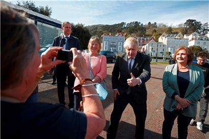 „Zutiefst unseriöser Mensch“: Boris Johnson hilft beim Wahlkampf in Wales 
