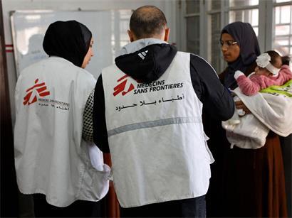 Zwei Ärzte der „Médecins sans frontières“ (MSF) empfangen eine Frau in einer Klinik in Gaza-Stadt