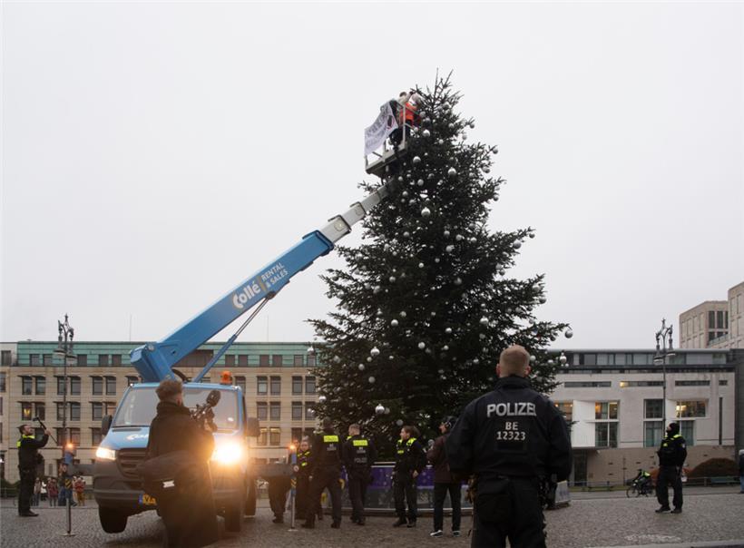Zwei Aktivistinnen der Umweltschutzgruppe fuhren mit einem Hubwagen vor den Tann...