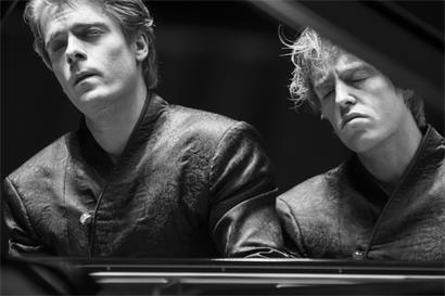 Zwei Brüder am Klavier: Lucas und Arthur Jussen überzeugten in der Philharmonie