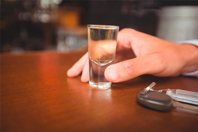 Zwei Fahrer erhielten in der Nacht zum Freitag ein Fahrverbot, einer musste seinen Führerschein abgeben – der Grund: Alkohol am Steuer
