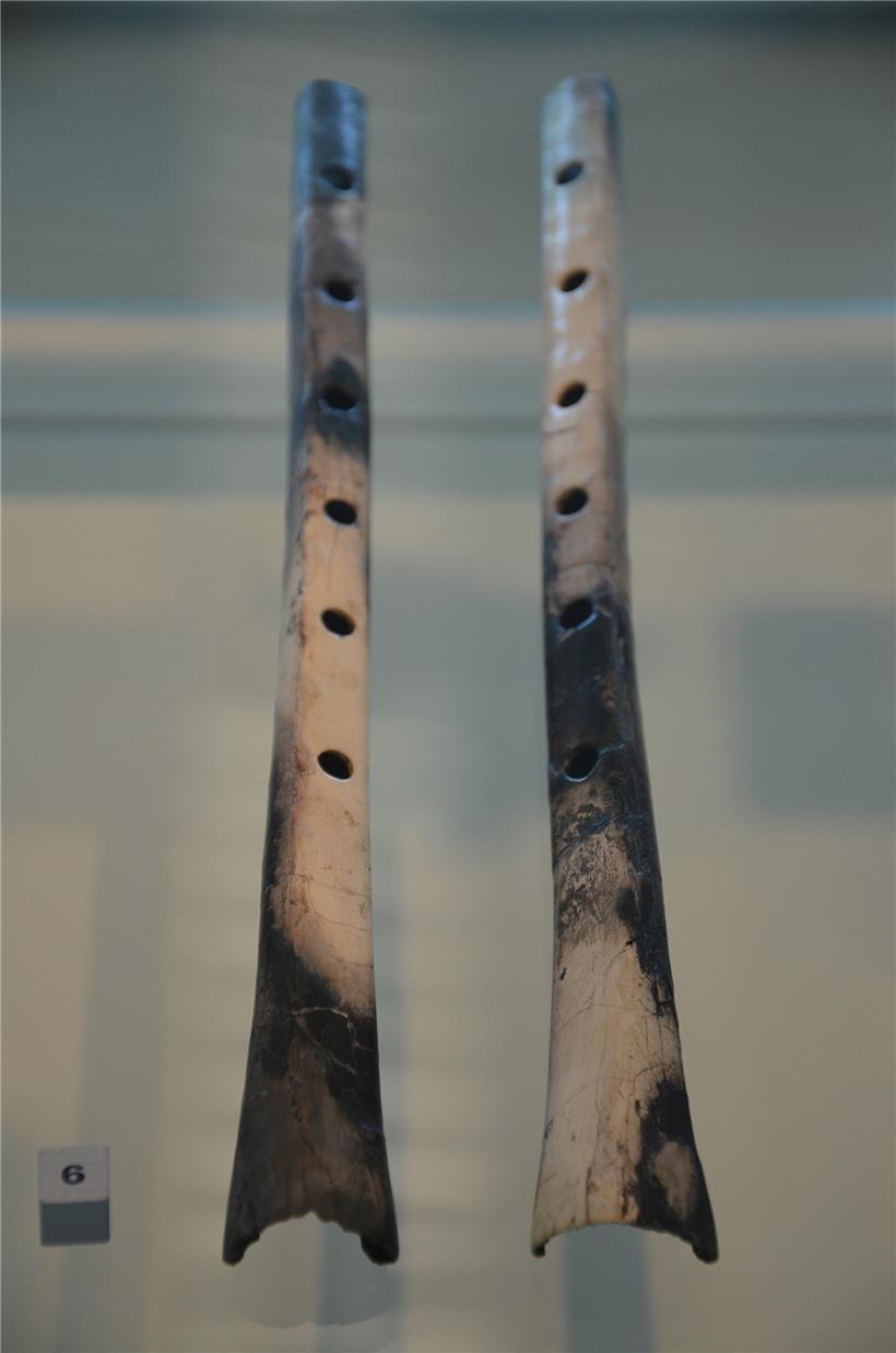 Zwei Flöten aus der Römerzeit, die in den Niederlanden gefunden wurden
