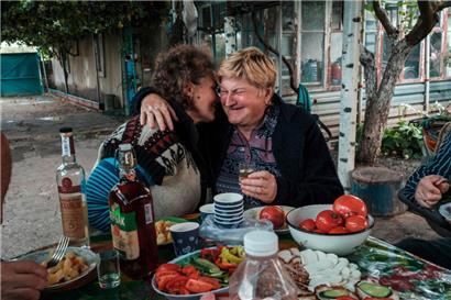 Zwei Frauen feiern ihr Wiedersehen in der Region Charkiw, die die Ukraine von Russland zurückerobert hat – in den anderen von Russland gehaltenen Gebieten will Moskau nun Referenden abhalten
