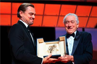 Zwei Hollywood-Ikonen unter sich: Leonardo DiCaprio (l.) überreichte Robert De Niro (r.) am Dienstag die Ehrenpalme für sein Lebenswerk bei den 78. Filmfestspielen in Cannes
