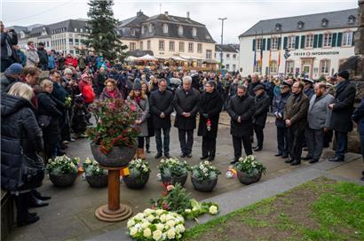 Zwei Jahre nach der Amokfahrt in Trier hat die Stadt an die Opfer erinnert
