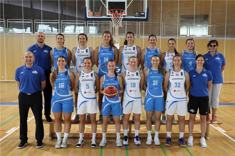 Zwei Jahre nach der Bronzemedaille bei den JPEE in Montenegro hat der Generationenwechsel innerhalb des FLBB-Teams begonnen. Trainer Mariusz Dziurdzia (vordere Reihe, ganz links) sieht sein Team jedoch auf dem richtigen Weg
