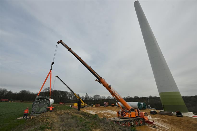 Zwei Krane werden benötigt, um ein Rotorblatt anzuheben