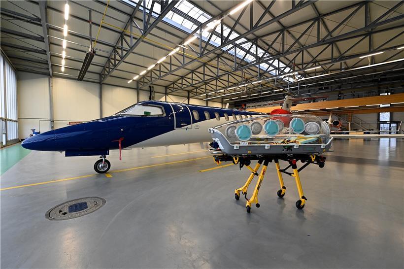 Zwei Learjets werden verkauft und durch eine geräumigere Bombardier Challenger 605 ersetzt. Diese Maschine hat ausreichend Platz für Crew und Familienmitglieder sowie den EPI-Shuttle (im Vordergrund). 
