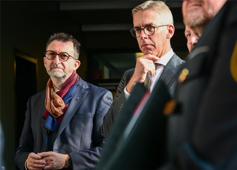Zwei Männer, die eine Grenze trennt: Reinhold Jost (l.), saarländischer Innenminister, und sein Luxemburger Kollege Léon Gloden
