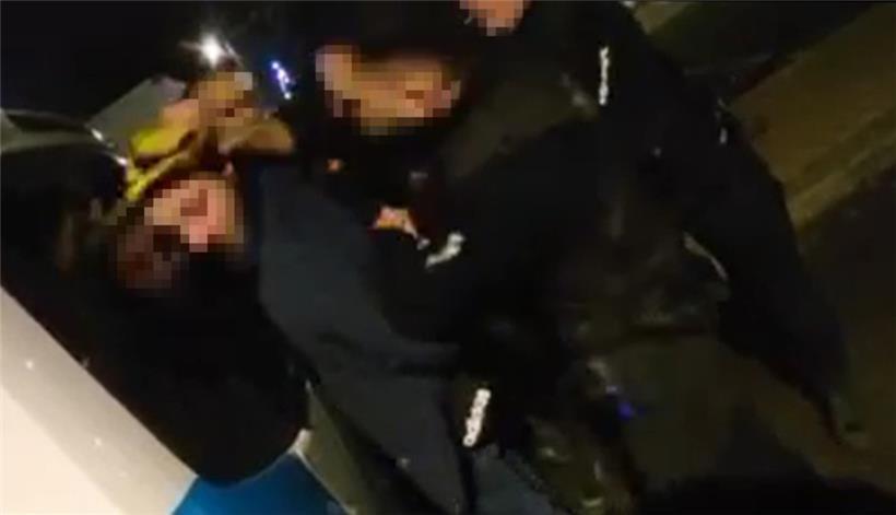 Zwei Mal schlägt der Beamte den Kopf des Mannes gegen das Polizeifahrzeug
