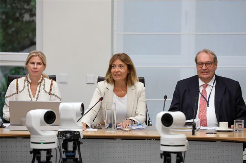 Zwei Marathonsitzungen: Kommissionspräsidentin Diane Adehm (CSV, Mitte) und Camille Fohl, Vorsitzender des Verwaltungsrats der Sparkasse (r.)
