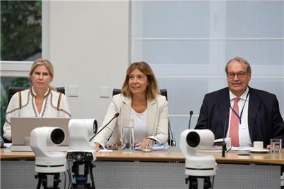 Zwei Marathonsitzungen: Kommissionspräsidentin Diane Adehm (CSV, Mitte) und Camille Fohl, Vorsitzender des Verwaltungsrats der Sparkasse (r.)
