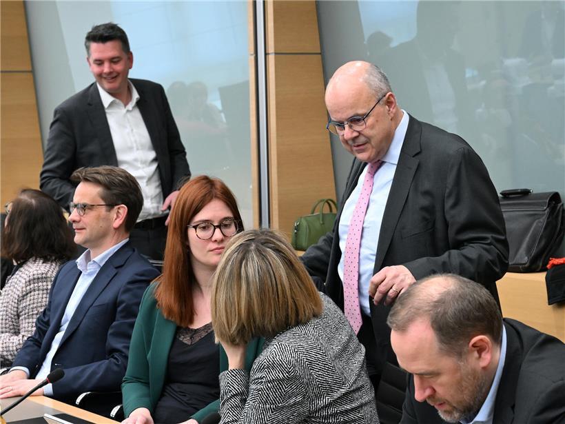 Arbeitsminister Marc Spautz und Wirtschaftsminister Lex Delles bei politischer Veranstaltung, Gespräch und Zusammenarbeit.