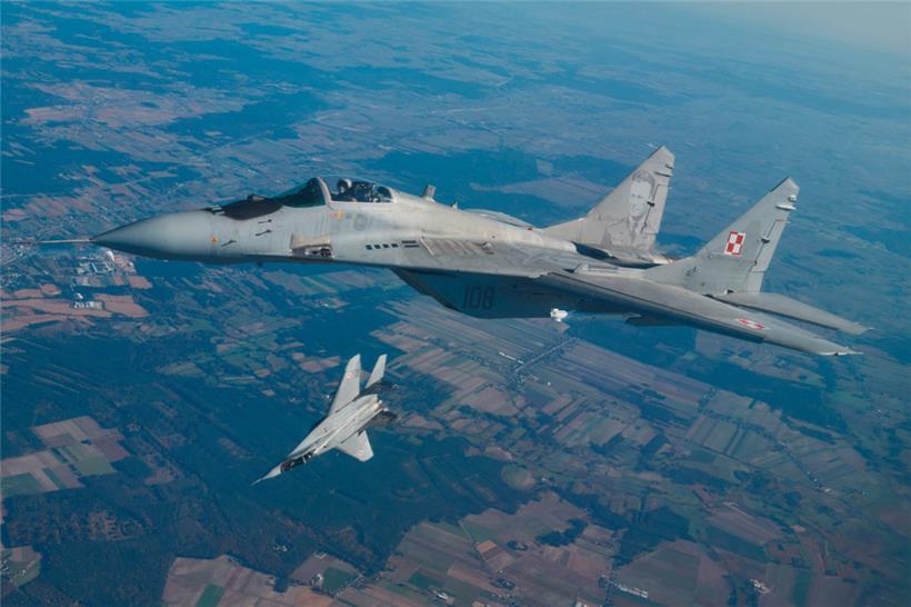 Zwei MiG-29-Kampfjets bei einer NATO-Luftschutzübung in der Nähe des Luftwaffenstützpunkts in Lask, Zentralpolen (Archiv)
