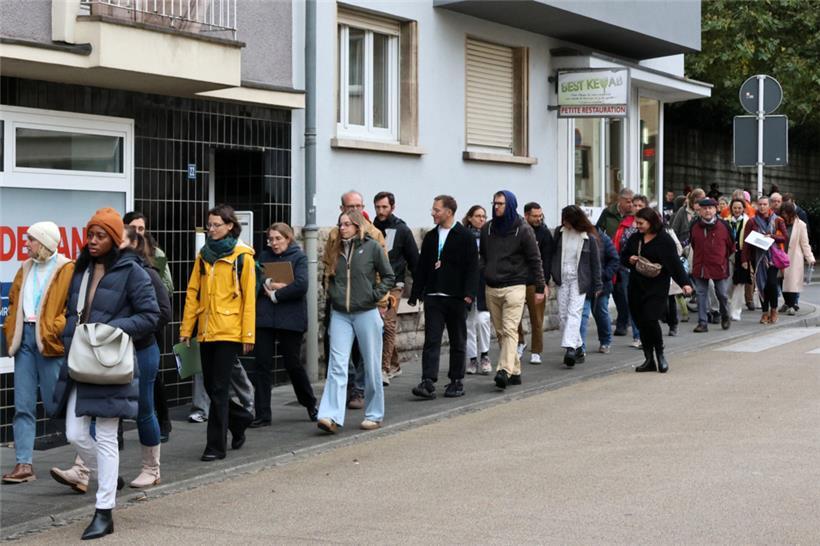 Zwei Polizeibeamte begleiteten die vielen Leute – und hielten auch mal den Verke...