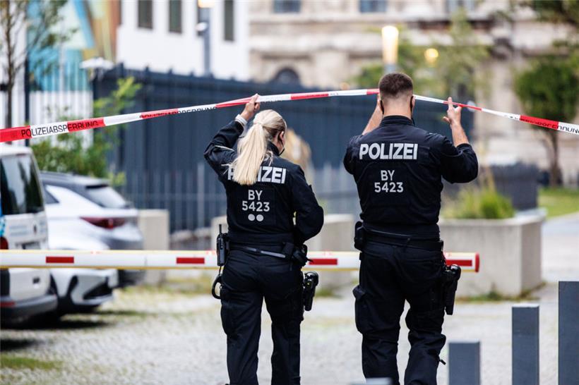 Zwei Polizisten patrouillieren am Morgen um das israelische Generalkonsulat
