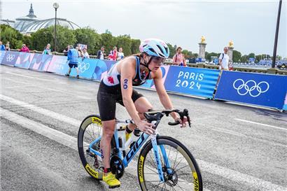 Zwei Runden drehte Jeanne Lehair auf ihrem nagelneuen Rad, dann verhedderte sich der Gummizug ihres Schuhs in der Gangschaltung
