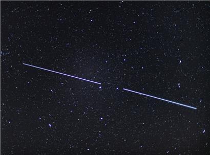 Zwei Starlink-Satelliten am Samstag am Nachthimmel über Brandenburg (Belichtungszeit 15 Sekunden)
