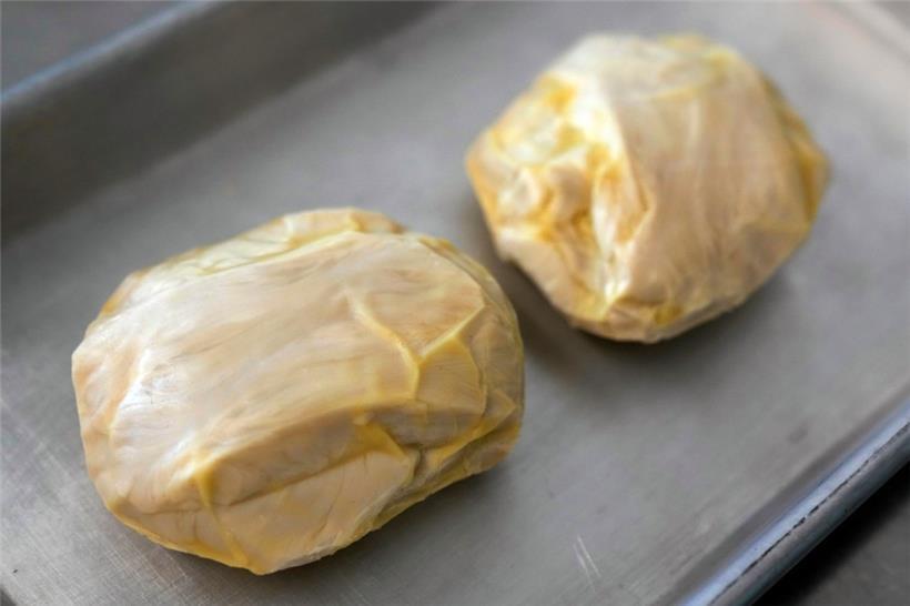 Zwei Stücke des von Good Meat kultivierten Hühnerfleisches
