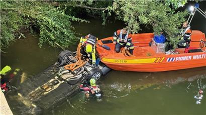 Zwei Taucher zogen den bewusstlosen Fahrer aus dem Wagen
