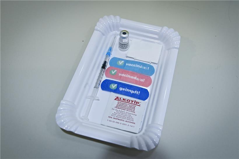 Zwei Todesfälle wurden bisher nach einer Impfung mit Comirnaty, dem Wirkstoff von Biontech/Pfizer registriert. Einen direkten Zusammenhang soll es aber nicht geben, so die Gesundheitsbehörden.
