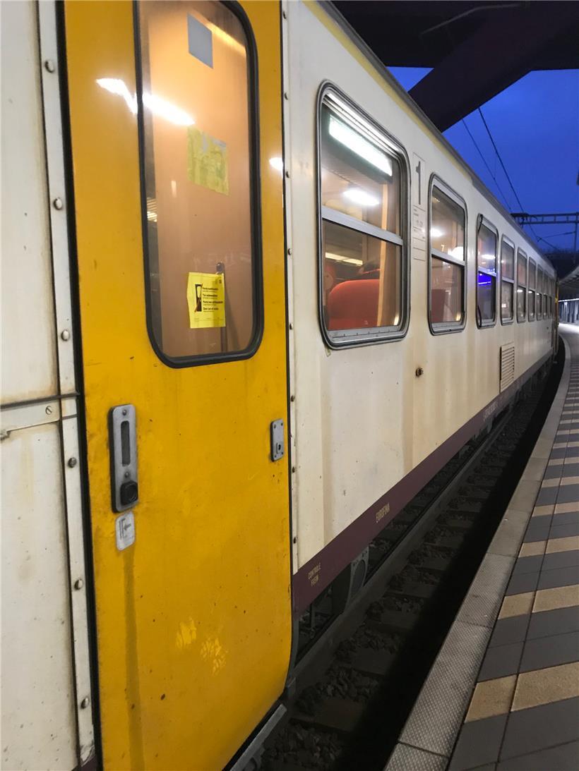Zwei Türen dieses Eisenbahnwagens waren außer Betrieb: Aufgrund des Zustandes der dort angebrachten Hinweistafeln waren die Mängel sicherlich nicht vom gleichen Tag

