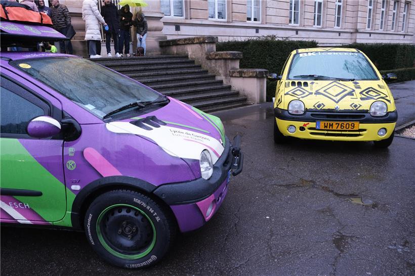 Zwei Renault Twingo aus den frühen 2000ern, bereit für Offroad-Abenteuer und 3.000 km Fahrt zur Sahara.