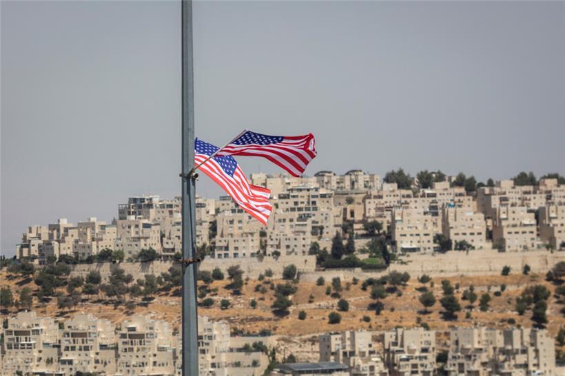 Zwei US-Fahnen in der Nähe der Siedlung Har Homa und des Kontrollpunkts Bethlehem künden vom bevorstehenden Staatsbesuch von US-Präsident Biden 
