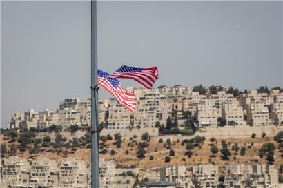Zwei US-Fahnen in der Nähe der Siedlung Har Homa und des Kontrollpunkts Bethlehem künden vom bevorstehenden Staatsbesuch von US-Präsident Biden 
