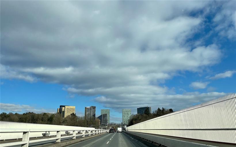 Zwei Unbekannte überfielen einen Mann in der avenue John F. Kennedy auf Kirchberg und verletzten ihn dabei am Kopf
