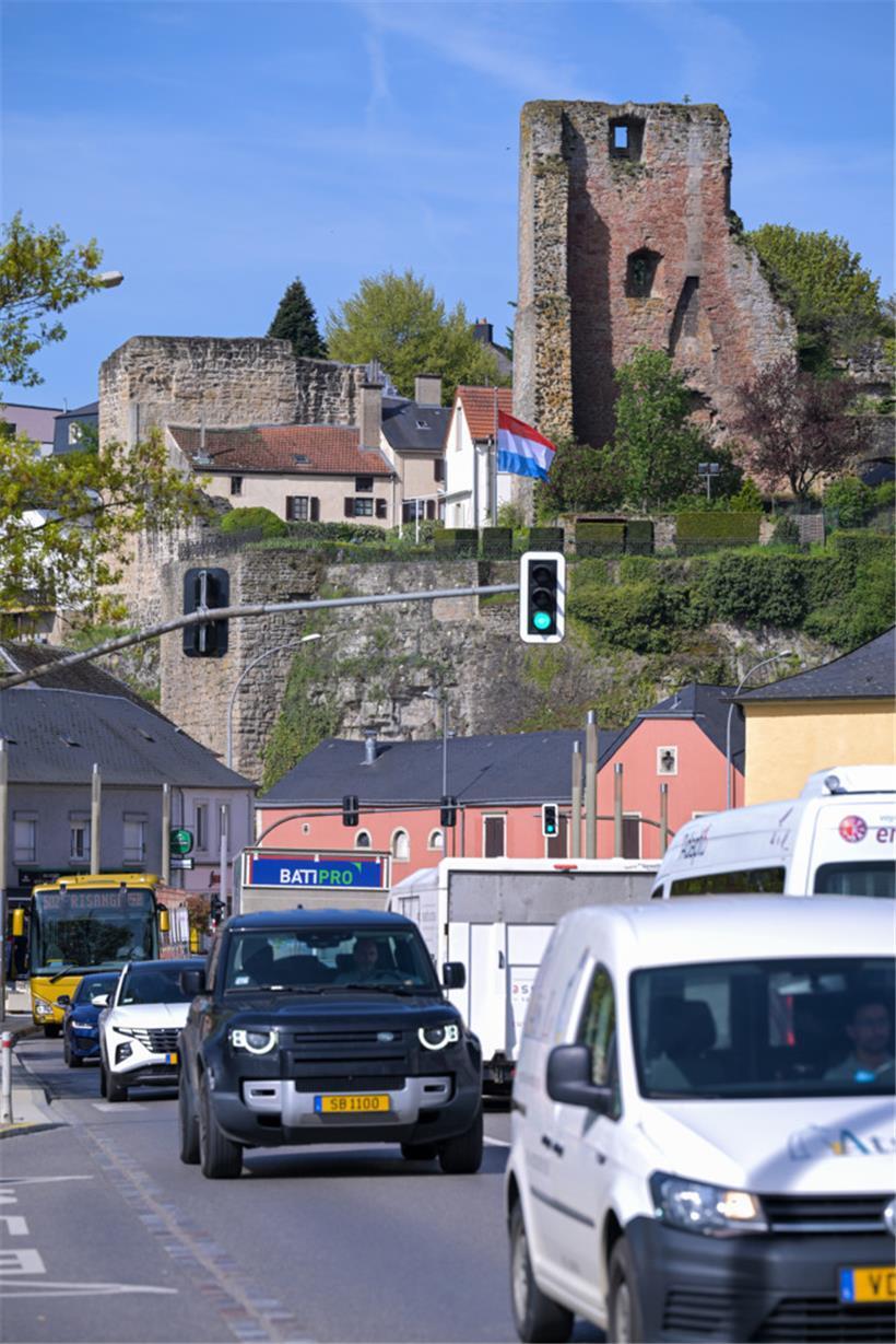 Zwei „Wahrzeichen“ Hesperingens: Schloss und Autoschlange
