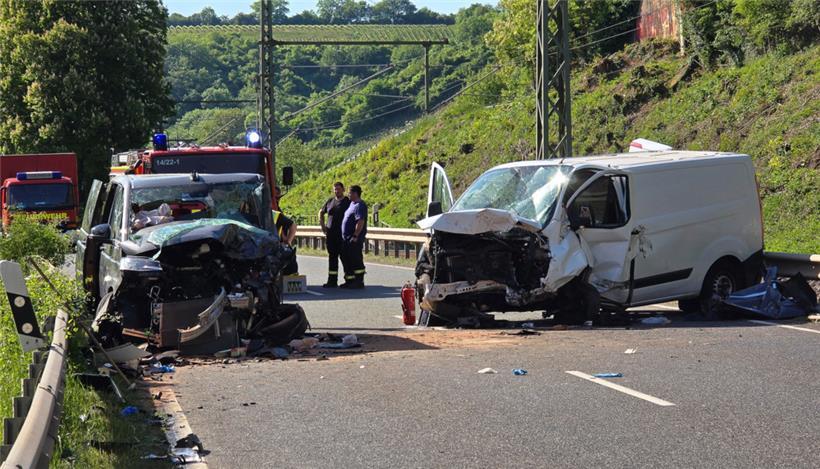 Zwei beschädigte Fahrzeuge stehen auf der B49 bei Trier an der Unfallstelle
