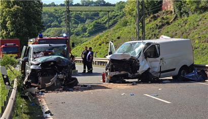 Zwei beschädigte Fahrzeuge stehen auf der B49 bei Trier an der Unfallstelle
