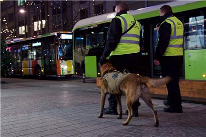 Zwei der Security-Teams, die derzeit in Luxemburg patrouillieren, haben jeweils einen Hund dabei
