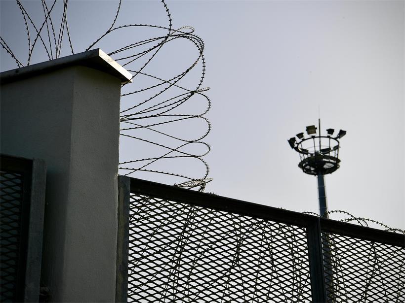 Zwei der drei Tatverdächtigen konnten die Einsatzkräfte festnehmen, einer fehlt noch
