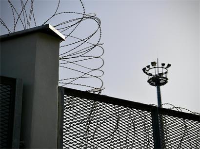 Zwei der drei Tatverdächtigen konnten die Einsatzkräfte festnehmen, einer fehlt noch