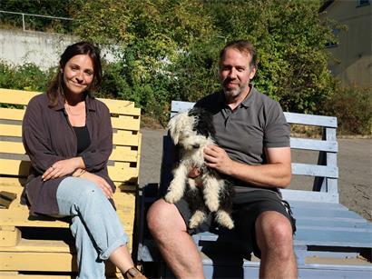 Zwei, die zusammen Umweltpädagogik auf die Beine stellen: Julie Garlinskas (l.) von der „Ëmweltberodung Lëtzebuerg ASBL“ und Landwirt Jeff Weydert