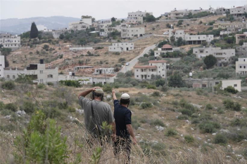 Zwei israelische Siedler im Westjordanland
