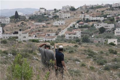 Zwei israelische Siedler im Westjordanland
