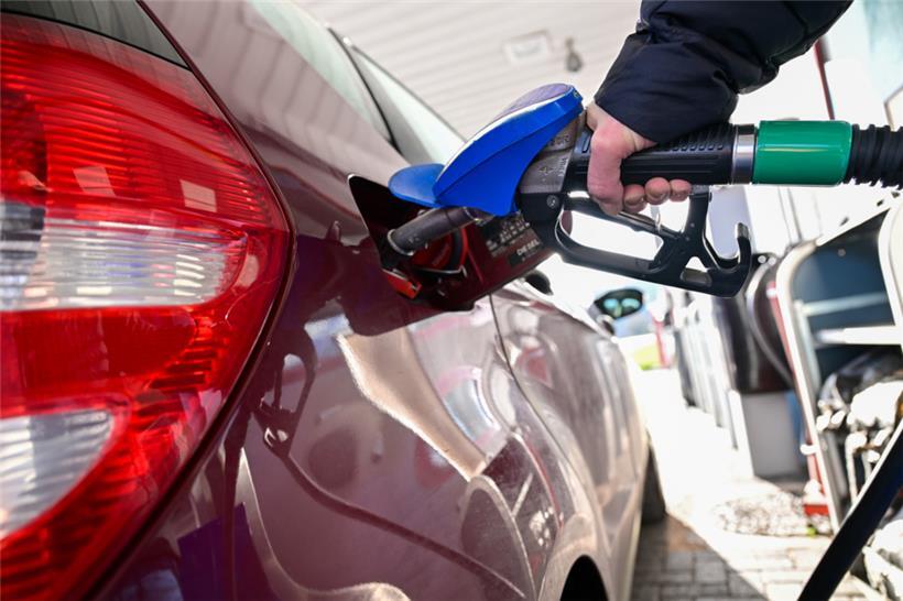 Zwei mutmaßliche Betrüger haben an einer Tankstelle in Lorentzweiler um Geld gebettelt
