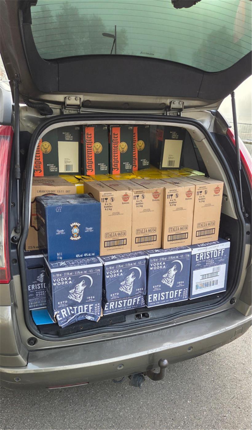 Zwei mutmaßliche Schmuggler wollten 925 Liter Alkohol transportieren

