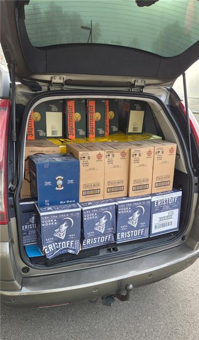 Zwei mutmaßliche Schmuggler wollten 925 Liter Alkohol transportieren
