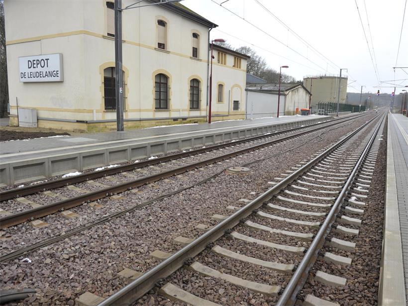 Zugabteil in Leudelingen mit zwei Tätern, die am Samstagabend Angriff mit Pfefferspray versuchen